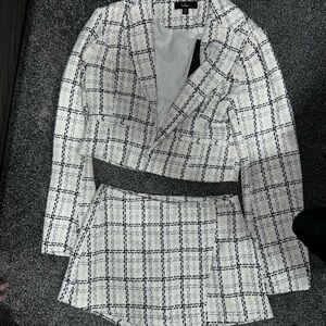 Elegant White and Black Checkered Blazer and Skirt Se
